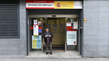 Una persona sale de una oficina del paro del Paseo de Acacias, a 3 de noviembre de 2023, en Madrid (España). El paro registrado en las oficinas de los servicios públicos de empleo subió en 36.936 personas en octubre en relación al mes anterior (+1,3%) lastrado, sobre todo, por el sector servicios, que concentró buena parte del incremento del desempleo por el fin de la temporada turística. Con la subida de octubre, se acumulan ya tres meses consecutivos de ascensos en el desempleo.
03 NOVIEMBRE 2023;MADRID;SEPE;OFICINA PARO;TEMPORADA TURÍSTICA;MES DE OCTUBRE
Gustavo Valiente / Europa Press
03/11/2023