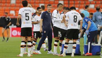 Celades habla con Gabriel Paulista en el partido contra Osasuna.