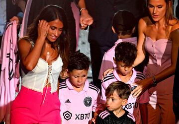 Antonella Roccuzzo junto con su hijos Thiago, Mateo y Ciro acompa?aron a Messi en su presentaci¨®n como nuevo jugador del Inter Miami CF.