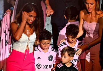 Antonella Roccuzzo junto con su hijos Thiago, Mateo y Ciro acompañaron a Messi en su presentación como nuevo jugador del Inter Miami CF.