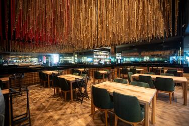 Maido es un restaurante peruano de renombre mundial, ubicado en el distrito de Miraflores en Lima, Perú, y dirigido por el chef Mitsuharu "Micha" Tsumura. Maido es un restaurante peruano de renombre mundial, ubicado en el distrito de Miraflores en Lima, Perú, y dirigido por el chef Mitsuharu "Micha" Tsumura. Aquí tienes un resumen de la información más relevante sobre Maido: 1. Cocina Nikkei: Fusión Peruano-Japonesa El concepto principal de Maido es la cocina Nikkei, que es la fusión de la gastronomía peruana y la japonesa. Esta cocina se basa en la unión de los ingredientes peruanos (como la riqueza de su mar y sus productos amazónicos y andinos) con las técnicas de precisión japonesas.