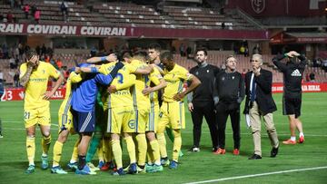 Los jugadores del Cádiz se reúnen tras un partido.