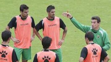 <b>ARRIBA Y ABAJO. </b>Unzu¨¦ se multiplic¨® ayer. Instruy¨® en el c¨¦sped y analiz¨®, junto a S¨¢iz, desde el palco.