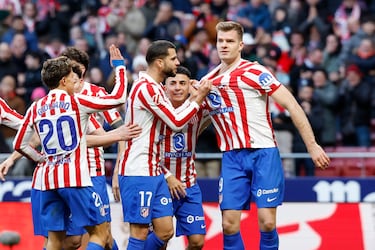 Sorloth celebra con sus compañeros el 1-0 al Alavés. 