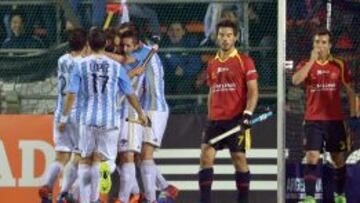 Argentina festeja su gol ante la impotencia de Espa&ntilde;a.