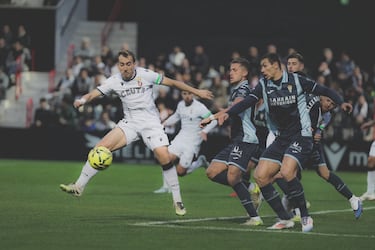 El Ceuta gana al Córdoba el cuerpo a cuerpo, en media hora de locura