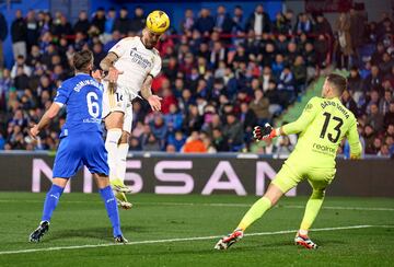 El ex del Espanyol, con un tanto en cada tiempo, llevó al Madrid a la cabeza de la clasificación en un partido cómodo. Rüdiger se lesionó. El Getafe defendió mal.