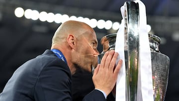 KIEV, UKRAINE - MAY 26:  Zinedine Zidane, Manager of Real Madrid kisses the UEFA Champions League Trophy following his sides victory in the UEFA Champions League Final between Real Madrid and Liverpool at NSC Olimpiyskiy Stadium on May 26, 2018 in Kiev, U