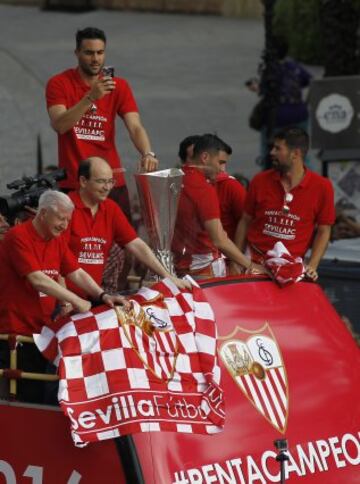 Celebración de los jugadores del Sevilla en la plaza de la Puerta de Jerez, durante el paseo triunfal que ha realizado el equipo esta tarde para festejar y ofrecer a la ciudad su quinta Liga Europa conseguida el pasado miércoles en Basilea (Suiza