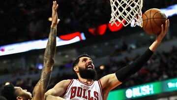 Nikola Mirotic trata de anotar ante la defensa de Brandon Ingram