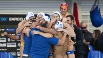 Los jugadores y técnicos del Barceloneta festejan su éxito.