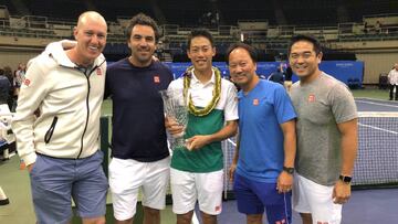 El japon&eacute;s Kei Nishikori posa con su trofeo de campe&oacute;n del Open de Hawaii.