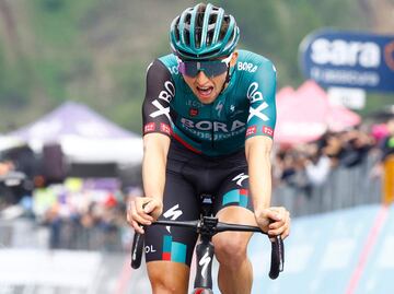 Jai Hindley cruza la meta como nuevo maillot rosa.