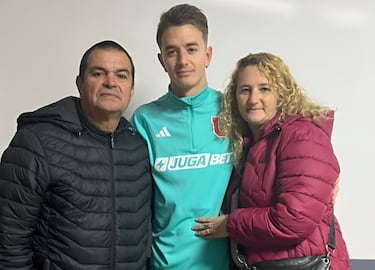 “Él jugaba básquetbol y yo lo metí en el fútbol... Ahora, todo el pueblo sigue sus partidos en la U”