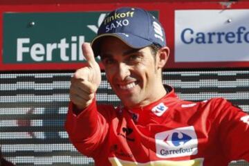 El ciclista Alberto Contador (Tinkoff) en el podio tras enfundarse el maillot rojo de líder al finalizar la contrarreloj de la décima etapa de la Vuelta a España disputada hoy entre el Real Monasterio de Santa María de Veruela y Borja, de 36,7 kilómetros.