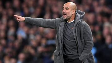 Guardiola dirige al City en el partido ante el United.