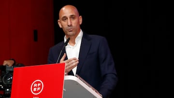 MADRID, 25/08/2023.- El presidente de la Real Federación Española de Fútbol, Luis Rubiales, durante su intervención en la Asamblea General de dicho organismo en la que ha anunciado que no dimitirá de su cargo tras la polémica por el beso que dio a la futbolista Jenni Hermoso al ganar el Mundial femenino, que ha definió como "espontáneo, mutuo, eufórico y consentido" aunque ha pedido disculpas "por el contexto en el que se produjo".. EFE/ RFEF/Eidan Rubio/SOLO USO EDITORIAL/SOLO DISPONIBLE PARA ILUSTRAR LA NOTICIA QUE ACOMPAÑA (CRÉDITO OBLIGATORIO)
