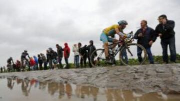 COLOSAL. Nibali supera uno de los tramos de pavés en cabeza del grupo. El italiano dio una exhibición sobre los adoquines de la París-Roubaix.