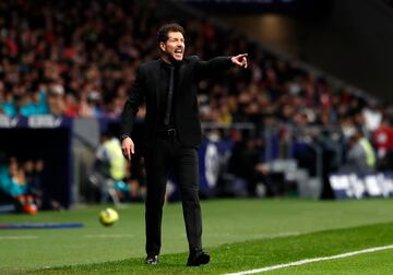 Diego Pablo Simeone, da instrucciones a sus jugadores.