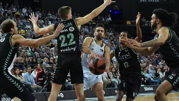 Facundo Campazzo, base del Real Madrid, pasa un balón entre Rabaseda y Renfroe, del Surne Bilbao Basket, con Andersson y Killeya-Jones atentos para robar el balón.