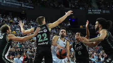 Facundo Campazzo, base del Real Madrid, pasa un balón entre Rabaseda y Renfroe, del Surne Bilbao Basket, con Andersson y Killeya-Jones atentos para robar el balón.