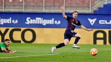 El delantero del Eibar sigue son su idilio con el gol, al anotar el tercer gol en dos partidos. Su tanto, el que puso el 1-0, llegó tras tirar el desmarque a la perfección; y batir a un Alfonso Herrero al que regateó de manera magistral, antes de marcar.