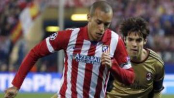 Miranda supera a Kaká durante el partido del Calderón.