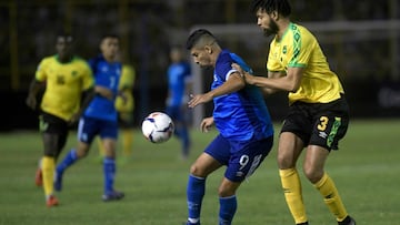 El Salvador's Nelson Bonilla (L) vies for the ball with Jamaica's Michael Hector during their the CONCACAF League of Nations football match on the final date of the preliminary phase of the CONCACAF League of Nations at the Cuscatlan Stadium in San Salvador on March 23, 2019. (Photo by MARVIN RECINOS / AFP)