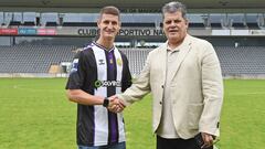 Miguel Baeza, durante su presentación como nuevo jugador del Nacional de Madeira portugués.