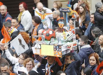 Cientos de personas celebran el Centenario por las calles de Valencia. 

