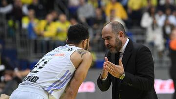 ISTANBUL, TURKEY - DECEMBER 02: Head coach Chus Mateo talking with Nigel Williams Goss of Real Madrid during the 2022-23 Turkish Airlines EuroLeague Regular Season Round 11 game between Fenerbahce Beko Istanbul and Real Madrid at Ulker Sports and Event Hall on December 2, 2022 in Istanbul, Turkey. (Photo by Seskim Photo/MB Media/Getty Images)