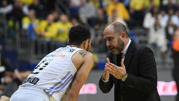 ISTANBUL, TURKEY - DECEMBER 02: Head coach Chus Mateo talking with Nigel Williams Goss of Real Madrid  during the 2022-23 Turkish Airlines EuroLeague Regular Season Round 11 game between Fenerbahce Beko Istanbul and Real Madrid at Ulker Sports and Event Hall on December 2, 2022 in Istanbul, Turkey. (Photo by Seskim Photo/MB Media/Getty Images)