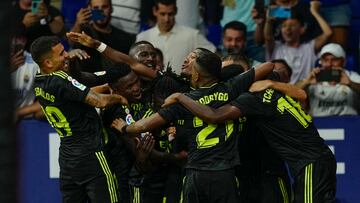 CORNELLÁ DE LLOBREGAT (BARCELONA), 28/08/2022.- Los jugadores del Real Madrid celebran el gol de Karim Benzema, durante el partido de la tercera jornada de LaLiga que RCD Espanyol y Real Madrid juegan hoy domingo en el RCDE Stadium. EFE/Enric Fontcuberta