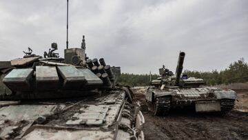 A Ukrainian T-80 tank (R) and a T-72 tank (L) are photographed in an undisclosed location in eastern Ukraine on December 29, 2022, amid Russian invasion of Ukraine. (Photo by Sameer Al-DOUMY / AFP) (Photo by SAMEER AL-DOUMY/AFP via Getty Images)