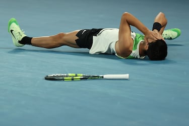 El español Carlos Alcaraz celebra su victoria en la final individual masculina contra el serbio Novak Djokovic.