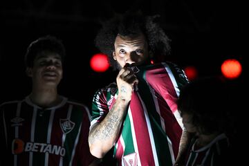 Marcelo besa la camiseta del Fluminense, equipo en el que debutó como profesional.