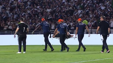 Hincha de Vasco da Gama entra a patear un penal y se va con el pie fracturado.