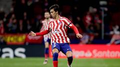 João Félix controla un balón en una jugada del partido ante el Elche.