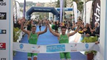 G&oacute;mez Noya (derecha) y Fernando Alarza (derecha) entrando juntos en la meta de Niza.