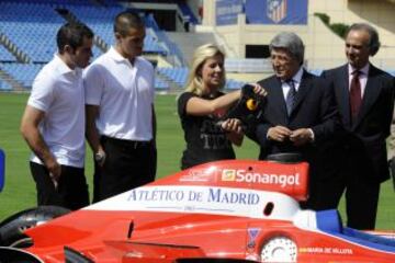 Presentación del coche del Atletico de Madrid para competir en la Superleague Fórmula (31/03/2010). En la imagen junto a Enrique Cerezo, Juanito y Antonio López.