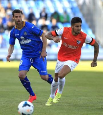 Juan Valera del Getafe y Samuel García del Málaga, durante el partido de la trigésima quinta jornada de liga de Primera División que el Getafe y el Málaga disputan esta tarde en el estadio Alfonso Pérez.