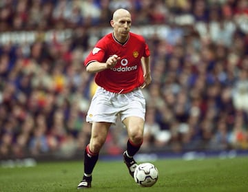 Cuando pasó del PSV Einhoven al Manchester United, en 1998, se convirtió en el defensa más caro de la historia (20 millones de dólares). El '3' fue el número con el que comenzó y finalizó su carrera, y el que lo acompañó en su notable actuación en el Mundial de Francia '98, cuando logró el cuarto lugar con Holanda.
