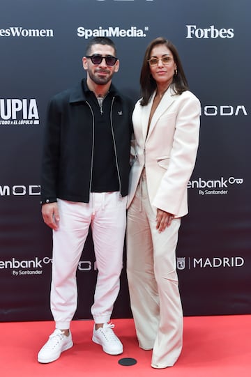 El campeón de la UFC 2024, Ilia Topuria y la actriz Hiba Abouk posan en el photocall de la primera edición española del festival Forbes 30 Under 30.