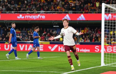 Euforia del debutante tras marcar el tercer gol para España en su estreno internacional.