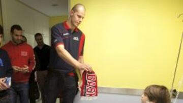 EN EL HOSPITAL. Cabezas y Lampe agasajaron a los niños.