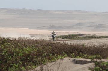 Tercera etapa entre San Juan de Marcona y Arequipa. El chileno Pablo Quintanilla conduce su motocicleta Husqvarna.