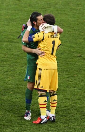 Uno de las decepciones más grandes de Gianluigi Buffon con Italia fue la Eurocopa de 2012 contra España en Kiev. Los recuerdos del partido de la Eurocopa de 2008 volvieron a aparecer para Buffon. En imagen, dos de los mejores guardametas del mundo se felicitan tras el encuentro.