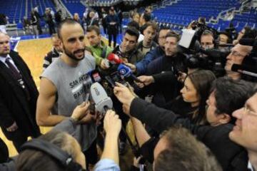 Manu Ginóbili, que triunfó en el baloncesto europeo con el Kinder Bolonia antes de marcharse a la NBA, atiende a los medios.