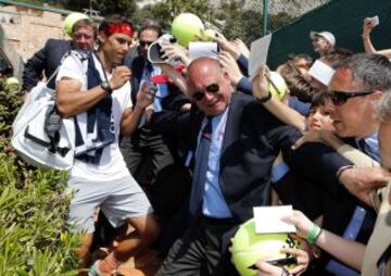 Rafa Nadal se da un baño de multitudes después del entrenamiento para el Masters 1000 Montecarlo antes de su primer partido.