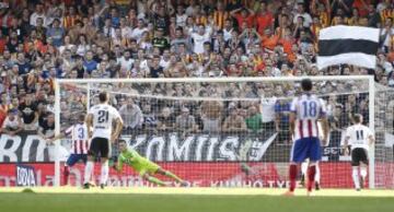 Siqueira falla el penalti. 